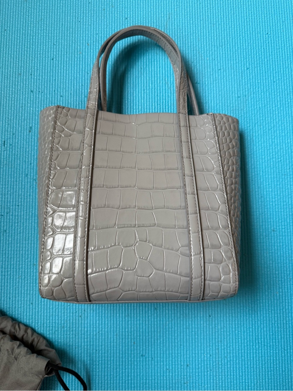 BALENCIAGA
Shiny Calfskin Logo Crocodile Embossed Everyday Tote Grey - Picture 12 of 14